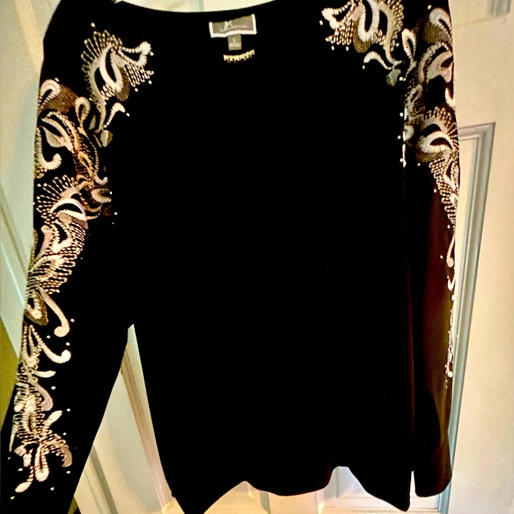 JM Collection Black & White Embroidered Top - Large